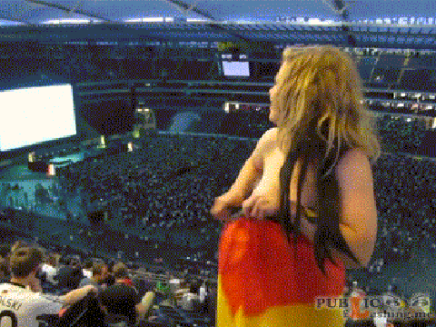 【おっぱいGIF画像】おっぱいまる出しハイテンショ～ン！！外国人のお祭り好きって異常だよなｗｗｗ