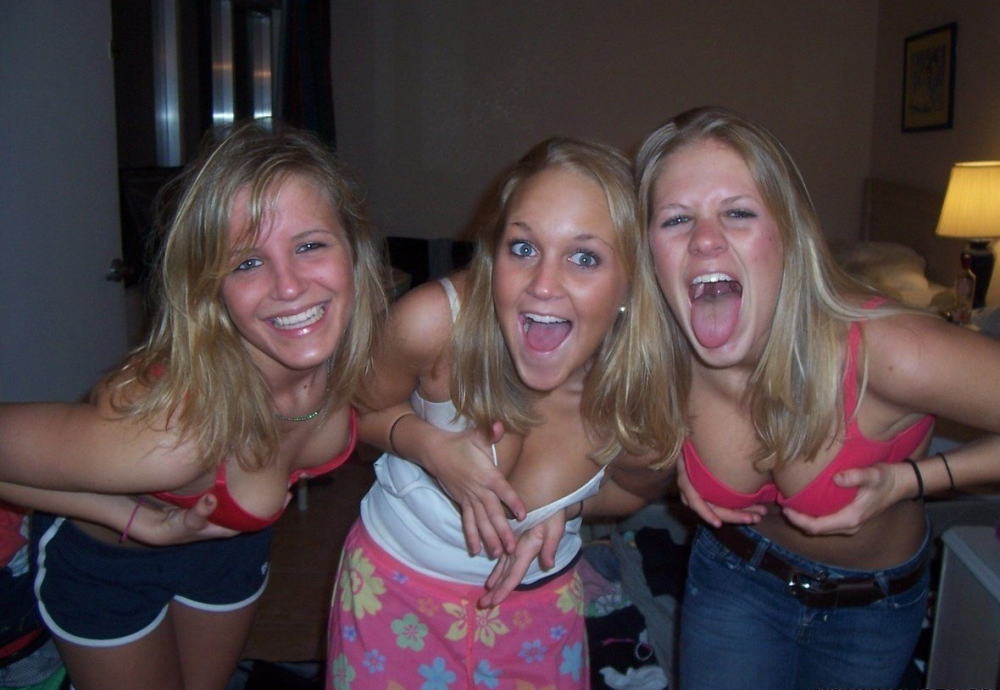 【おふざけエロ画像】おっぱいまる出しハイテンショ～ンッ！！外国人のおふざけが日本とは桁違いにエロいんだがｗｗ その5