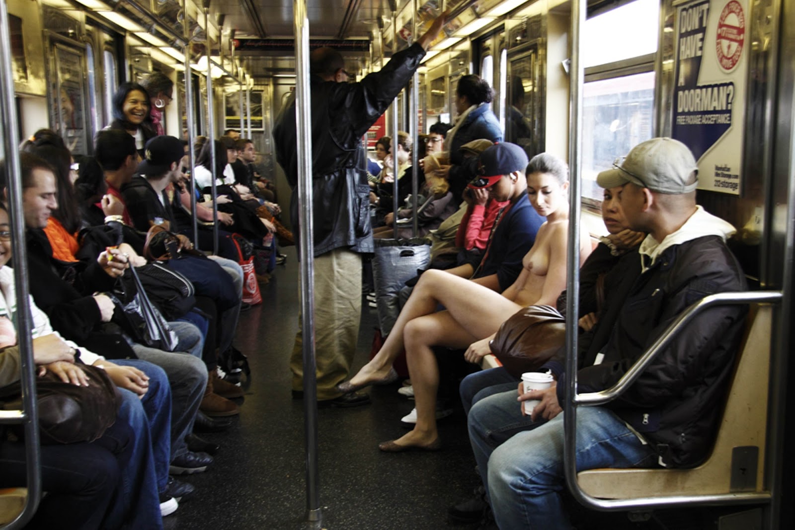 日米対決！逃げ場のない電車の中で裸になりたい露出狂…海外の圧倒的勝利だったｗｗｗ その10