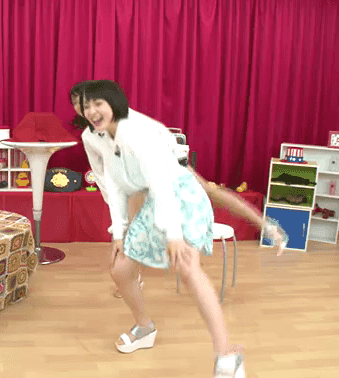 【TVパンチラエロGIF画像】テレビに映った芸能人のきわどい股間ｗｗｗ放送事故寸前のパンチラGIF画像ｗｗｗｗ その2