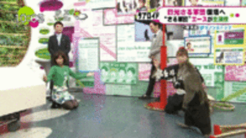 【TVパンチラエロGIF画像】テレビに映った芸能人のきわどい股間ｗｗｗ放送事故寸前のパンチラGIF画像ｗｗｗｗ その15