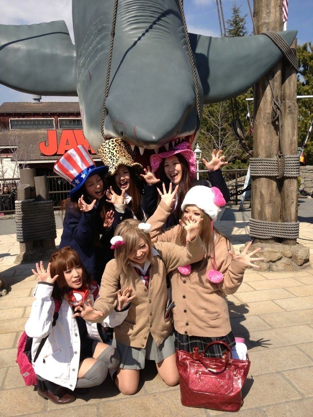 ディズニーパンチラエロ画像 修学旅行で来たディズニーやユニバでテンション爆上げ パンチラしても平気な女子高生 エロ画像club