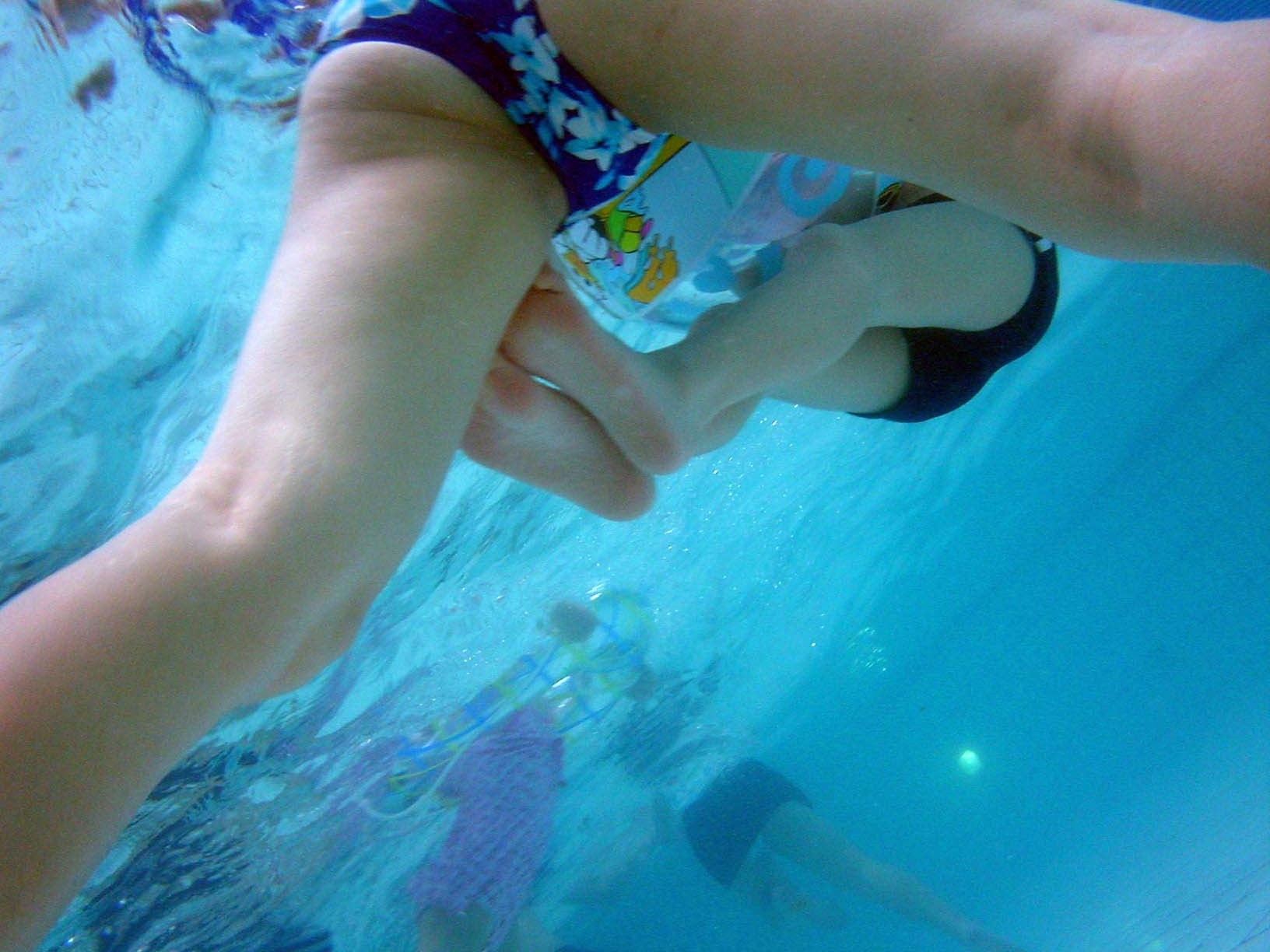 【水中カメラエロ画像】今度のボーナスで水中カメラ買おうｗｗ来年こそは市民プールで活躍するんだ！！ その15