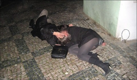 【泥酔女の痴態】お持ち帰り不可避ｗｗｗ酔って行き倒れる泥酔女は万国共通！レイプされても文句言うなよｗｗｗ その3