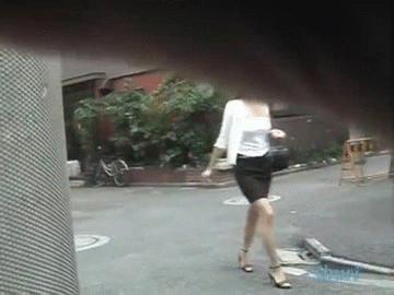 【おっぱいポロリGIF画像】日本のイタズラもやるなぁｗｗｗチューブトップ娘のおっぱいぽろりダッシュｗｗｗ その6