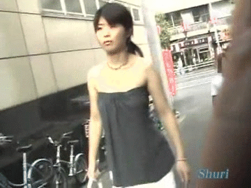 【おっぱいポロリGIF画像】日本のイタズラもやるなぁｗｗｗチューブトップ娘のおっぱいぽろりダッシュｗｗｗ その15