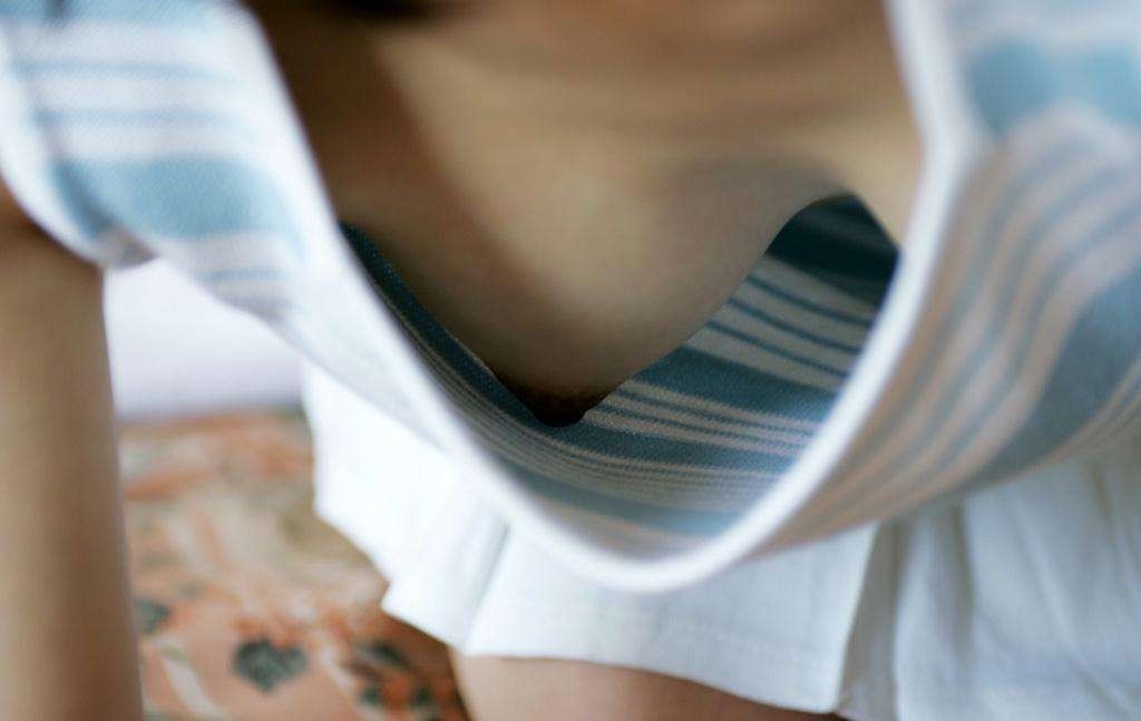 【ノーブラエロ画像】こーいう女はレイプされるのを待ってるのか！？ノーブラ緩々の胸元がエロ過ぎるぅぅぅ！！ その12