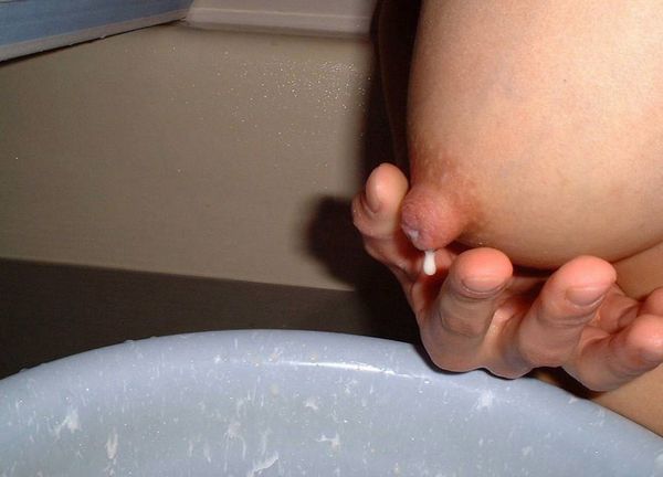【母乳エロ画像】ミルキーはママの味、母乳はどんな味！？乳搾りされてるま～んさんｗｗｗｗ その3