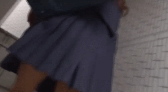 【パンチラ盗撮エロGIF画像】これってガチじゃね?女の子のパンチラを盗撮してるエロGIF画像の臨場感がハンパねーwwww その1