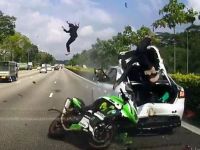 【不注意】高速道路で停車した車にバイクが、、、そして、跳ぶ。(動画)
