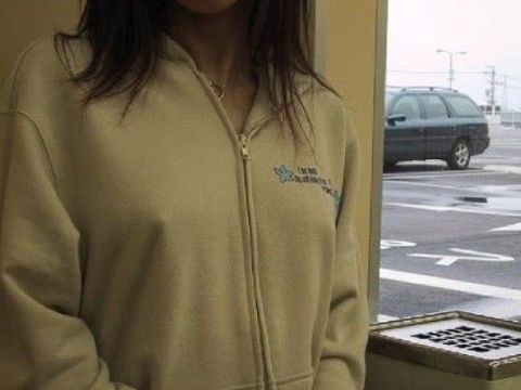 【ノーブラエロ画像】ノーブラですか！？シャツ越しにぷっくり勃起する乳首が超卑猥なノーブラ派女子のエロ画像