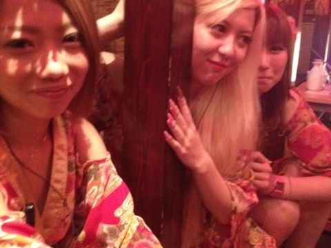 【ガールズ居酒屋エロ画像】マジでチップ次第でセックスできそう…ガールズ居酒屋の店員さんがビッチ過ぎるｗｗｗ