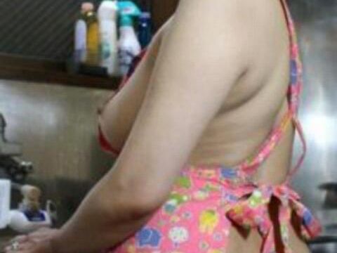 【裸エプロンエロ画像】これはマニアでもキツイ…オカンがやってたらぶん殴るレベル！熟女の裸エプロン画像