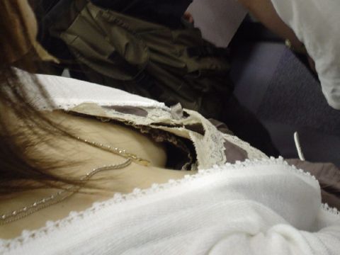 <span class="title">ゆるゆるの胸元から目が離せない…スケベすぎる谷間！街中で撮られたおっぱいハプニン…</span>