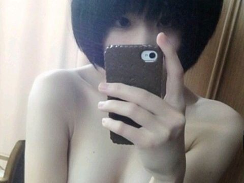 【自撮りエロ画像】メンヘラの自撮りがやべぇ…もう二度と削除できないネットに永遠と晒され続けるヌードを投稿ｗｗｗ