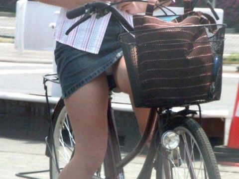 【自転車パンチラ画像】隠そうとしても隠せないパンチラ…タイトミニで自転車に乗る女ってアホなの！？