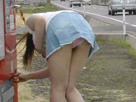 ミニスカートの女性たちが前屈み…パンツまる見えの無防備なお尻がエロ過ぎるハプニングエロ画像