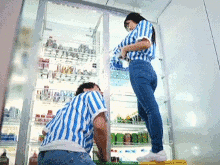 コンビニでバイトしてる女の子が仕事中ノーブラだった！？キワドい下乳で誘惑される中出しGIF画像