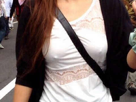 カバンを斜めがけする女の子たちのおっぱいがむにゅっ！凹んだ乳房がいやらしいパイスラエロ画像