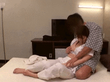出張マッサージのおばさんがセクハラされる様子がヤバすぎ…ビジホで盗撮されたハメ撮…