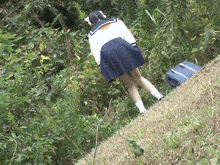 お尻まる出しで野ションベンする女子高生に大興奮…見ていたおじさんにガン突きされる野外レ●プGIF画像
