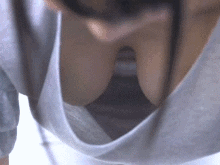 <span class="title">胸チラしてる人妻さんの乳首が見えてる…ノーブラぽろりがエロすぎる寝取りGIF画像</span>