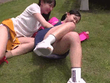 パンツまる出しで無邪気に遊ぶ女児…欲情した変質者のエ●チなイタズラGIF画像